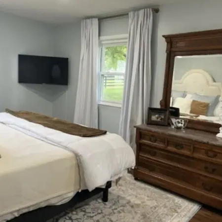Remodeled gorgeous cottage overlooking horse farm. Family and work friendly.