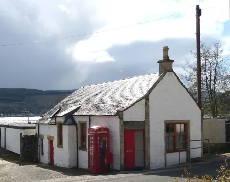 Cottage On Pier, Holy Loch Shore, Sea And Mountain Views, listed building 1830 Отели в г. Данун