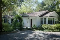 The Bungalow - Charming 2 Bed/2 Bath Guest House on 2 acres in Summerville, SC