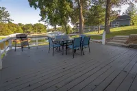 Pet Friendly/Professional Host/Kayaks/Waterfront Hotels in Creal Springs