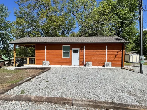 Lake view 2 bedroom cabin that sleeps 6. Private deck and fire pit area. Hotels in Grove