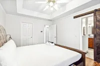 Stunning Home Near Atl with Full Arcade Experience - Sleeps 14 웨슬리 채플 크로싱 주변 호텔
