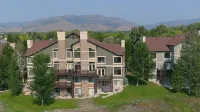 Basinview Lakeside Mountain Escape - All Season Getaway!