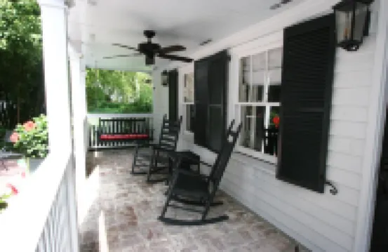 Carriage House under Live Oaks In Historic Downtown Beaufort with Patio Garden