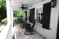 Carriage House under Live Oaks In Historic Downtown Beaufort with Patio Garden