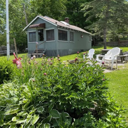 Beautiful Hubbard Lake, Lakefront Cottage