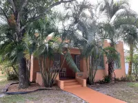 Comfortable Spanish style house, great location! Отели рядом с достопримечательностью «Historic Kenwood»