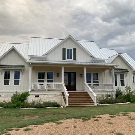 Spacious 4 Bedroom House - 3/4 Mile to Round Top Center!