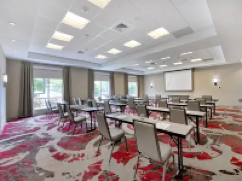 ダブルツリー バイ ヒルトン ローリー - ケーリー ケーリーのホテル