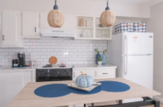 Modern 2Br Casita. Near I-40. Perfect for Work Stays & Pets! 韋瑟福德酒店