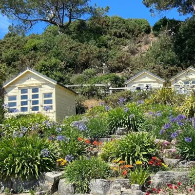 Amazing Location! Luxury 2 bed family apartment near Sandbanks - 400m to beach!