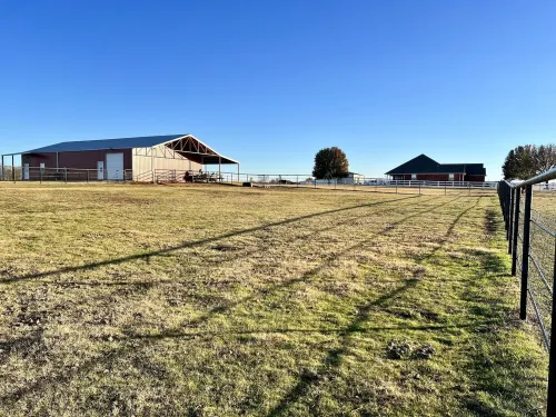 Barndominium on Gorgeous Ranch! - Homestays