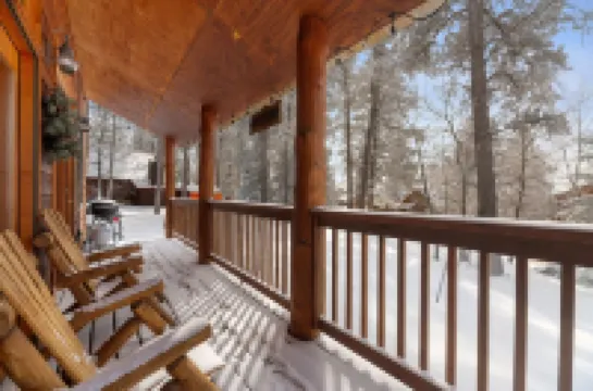 Shangri Lodge-Terry Peak Cabin with Hot Tub