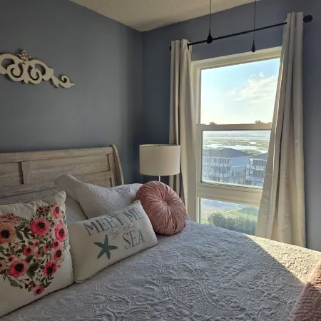 Top floor condo in N. Topsail Beach. Views of the beach & Intracoastal Waterway!