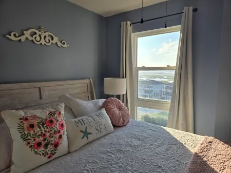 Top floor condo in N. Topsail Beach. Views of the beach & Intracoastal Waterway!