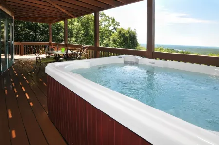 Mountain Top Overlooking Lake, Hot Tub, Pickleball, Yukon Fire Pit, 5 Star, Pets