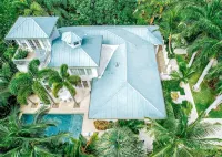 Luxury vacation resort experience. 10 min to beaches, restaurants, golf & shops.