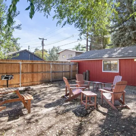 Downtown Ruby Red Bungalow w/AC, Fully Fenced Yard, W/D, 2 Smart TVs, Fast WiFi.