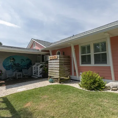 Tiny but perfect, super close to the beach.