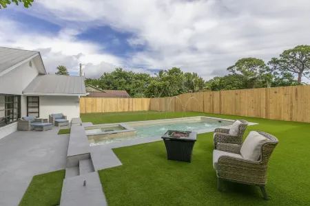 Peaceful and Spacious Pool home in Jensen Beach! RV-Boat Prkg-Fenced Yrd Отели рядом с достопримечательностью «сквер Уан»