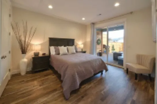 526 Brand New, Luxury, Private, ADA accsessible Home Rental - 3 minutes off I-5