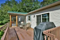 Lakefront Cabin w Screened Deck! Pontoon Rental! 2 Kayaks / Fishing Row Boat!