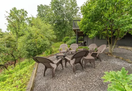 Enjoy Cabin Vibes & Lake Views, Close to Town, Lake & Flx Activities; EV Charger Отели в г. Канандейгуа