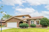 Spacious 3br home near Chicago, fenced yard for pets