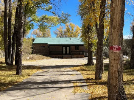 LUXURY RIVERFRONT RETREAT: PET FRIENDLY: BRYCE / ZION, RAFTING, FISHING, HIKING