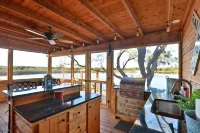 The Belle Plain Caboose is a  private romatic stay with great fishing! Hotels in Callahan County