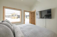 Brand New Beautiful Townhouse! Views and Pickleball