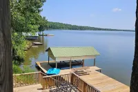 Lakeside Chalet on Beautiful Gantt Lake!
