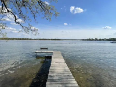 Breathtaking!  4BR/3BA Cabin - 30ft from lakeshore on Alexandria Chain of Lakes Hotels in La Grand Township