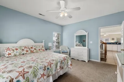 Conveniently Located 5 Bedroom, Elevator, Private Pool, Steps from the Beach