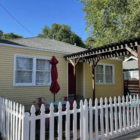 Charming Cottage Walking Distance to Downtown! 2 King beds and gas fire pit