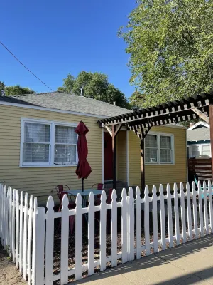 Charming Cottage Walking Distance to Downtown! 2 King beds and gas fire pit