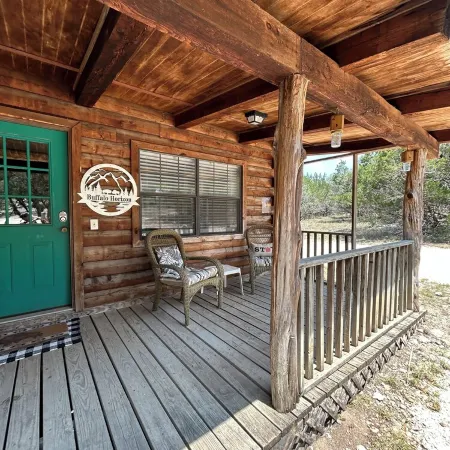 Cozy Log Cabin called Buffalo Horizon. Sleeps 4. Close to Frio River