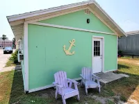 DB 10 High Tide--1 BR Cottage, Living Room, Kitchenette, Walk to Beach, Dogs OK!
