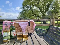 Devon Hideaway: Historic Barn, Jacuzzi & Expansive Exmoor Views 엄버레이 호텔