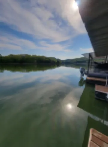 Castle Cliff Cabin - Home on the water- walking distance to Ha Ha Tonka 沃倫酒店