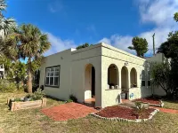 Cozy cottage minutes from beaches, historic downtown, and vibrant arts district!