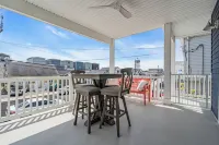 Top Flr Balcony w/ bonus room + wet bar, 2 blocks to beach, Linens/towels incl.
