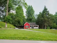 The Biketrail Bungalow-easily accessible and convenient to everything Hotels in Townsend