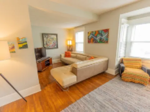 Great Space! 2 Blocks from Downtown Lee's Summit! Hotels in Lee's Summit