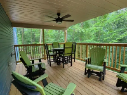 Quiet cabin 30 min from wineries, restaurants, Sugar Creek & Walnut Creek. Hotels in Coshocton County