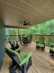 Quiet cabin 30 min from wineries, restaurants, Sugar Creek & Walnut Creek.