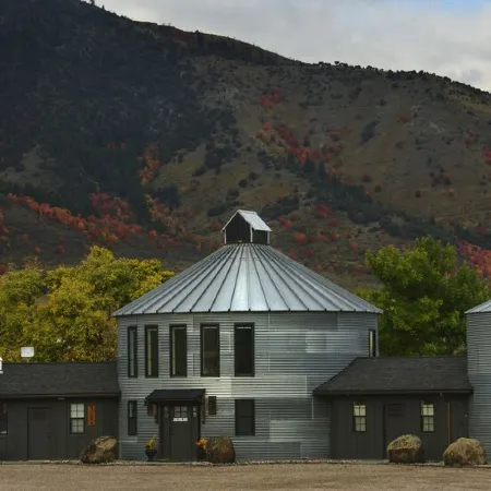 Gorgeous views, unique stay minutes away from hot pools, golfing, restaurants.