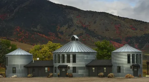 Family size, unique stay in a grain bin minutes from Lava, golfing and swimming