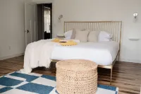 Hot Tub + Fire Place + King Bed - Close to Water and Town