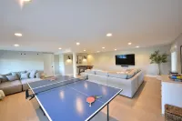 New Modern Farmhouse: 4 Private Acres, 360º Mtn View, Btwn Mtn & Village